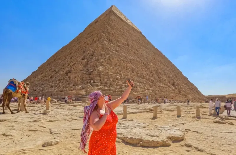 Piramide di Chefren a Giza con il rivestimento originale ancora visibile sulla sommità