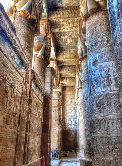 Detalles de columnas decoradas con jeroglíficos y relieves.