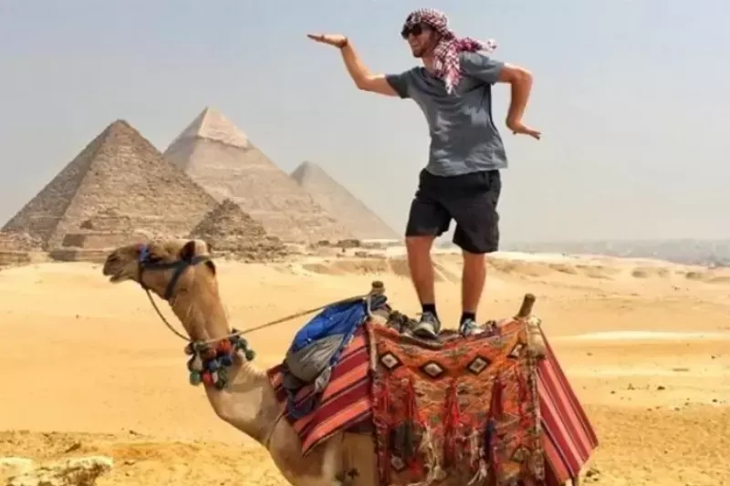 Andare in Egitto ad agosto con vista sulle Piramidi di Giza al tramonto.