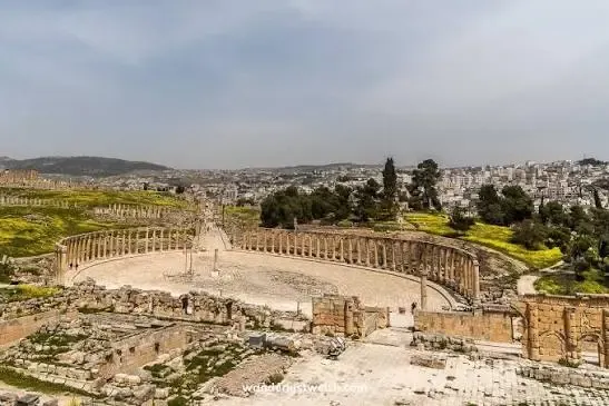 Columnas del foro romano en Plaza Oval De Jerash 
