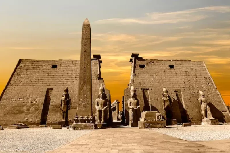 Viaggio in Egitto ad agosto tra storia, mare e paesaggi unici.