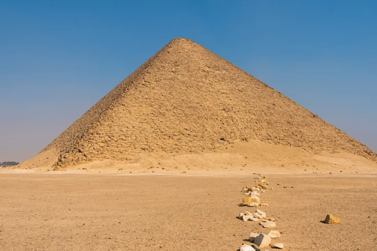 La Piramide Rossa di Snefru con sabbia dorata del deserto egiziano