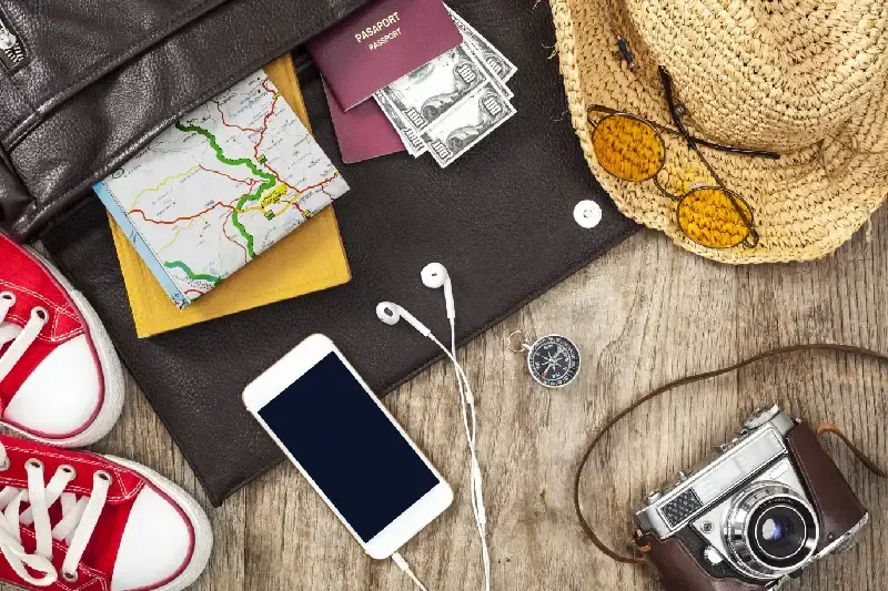 Valigia preparata per un viaggio in Egitto nel mese di marzo.