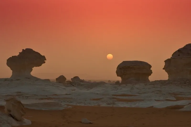 Escursione tra le formazioni di gesso del Deserto Bianco