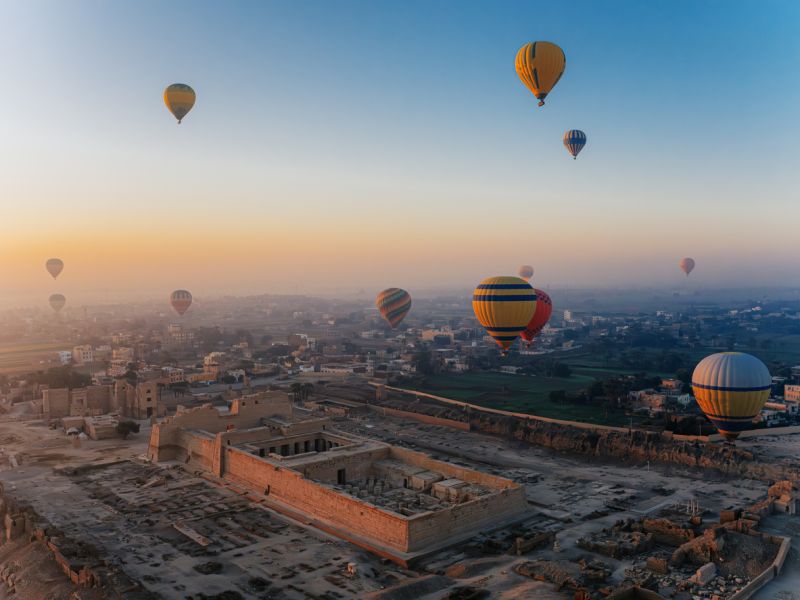 Vue aérienne des Pyramides de Gizeh et du Sphinx pendant un saut en parachute