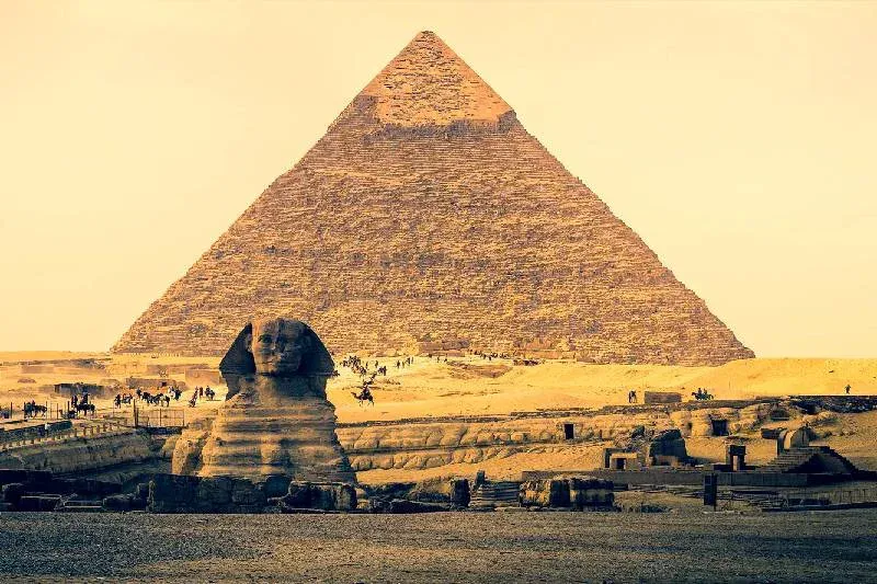 Piramidi di Giza sotto il cielo limpido dell’Egitto ad aprile