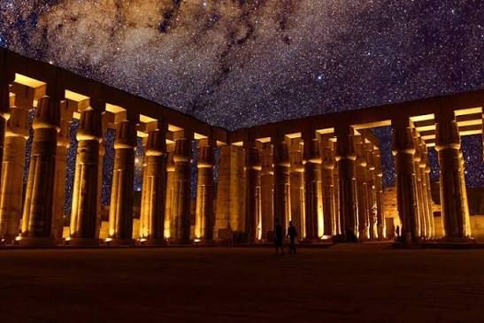 Voyage en Égypte : le temple de Louxor illuminé le soir