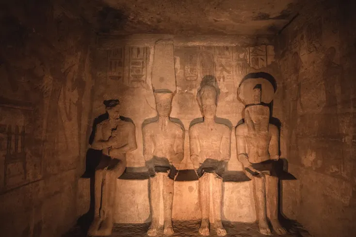 Raggi del sole sulle statue del santuario di Abu Simbel