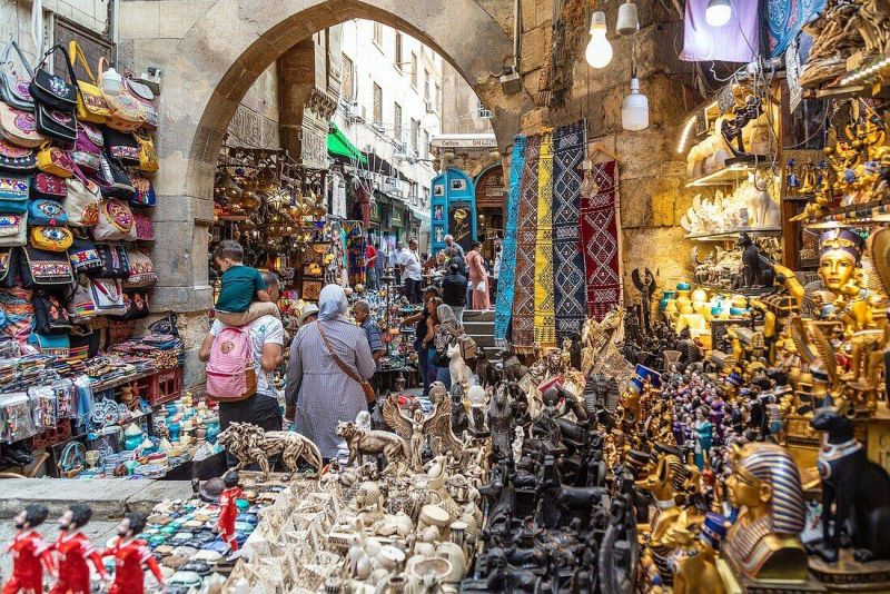 Lanternes orientales et souvenirs artisanaux dans un marché égyptien