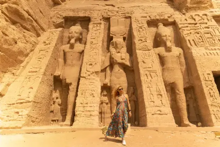 Partenza da Assuan per l’Escursione Abu Simbel in autobus attraverso il deserto nubiano Partenza da Assuan per l’Escursione Abu Simbel in autobus attraverso il deserto nubiano