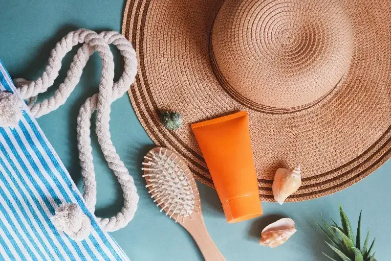 Valigia preparata con abiti estivi per una vacanza in Egitto ad agosto.