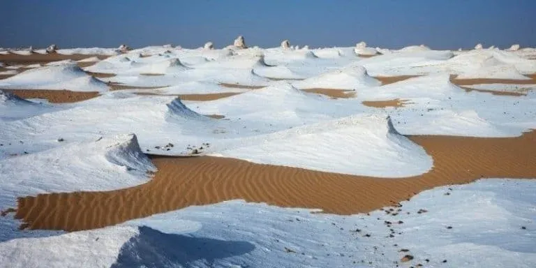 Lac salé rose de Wadi Natrun en Égypte