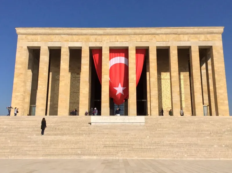 Explora Mausoleum de Atatürk