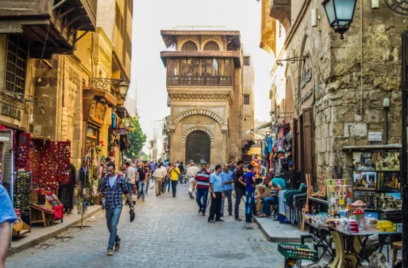 Caminar por Al-Muizz al anochecer
