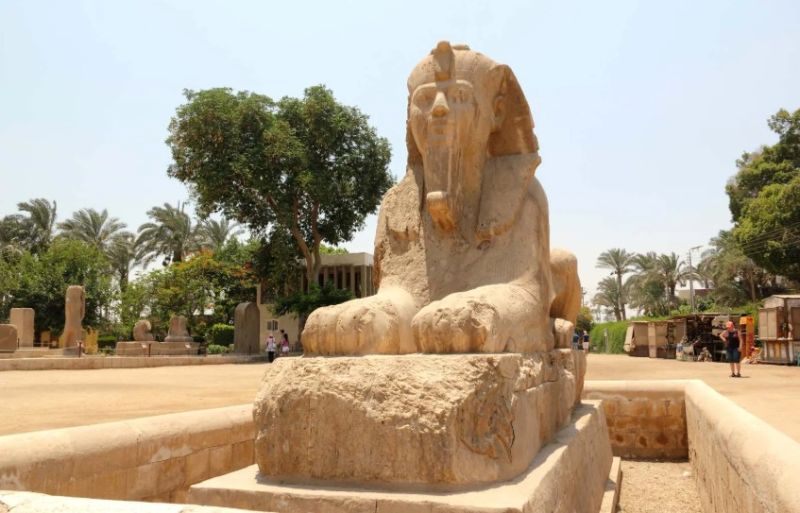 hallada en el Templo de Ptah y actualmente expuesta en el sitio arqueológico al aire libre