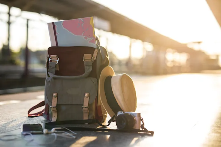 Valigia preparata per una vacanza in Egitto nel mese di gennaio.
