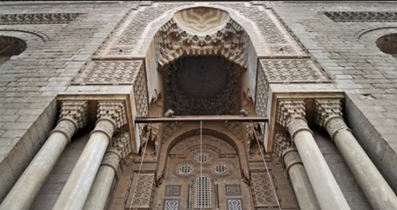 Fachada majestuosa y puertas ornamentadas