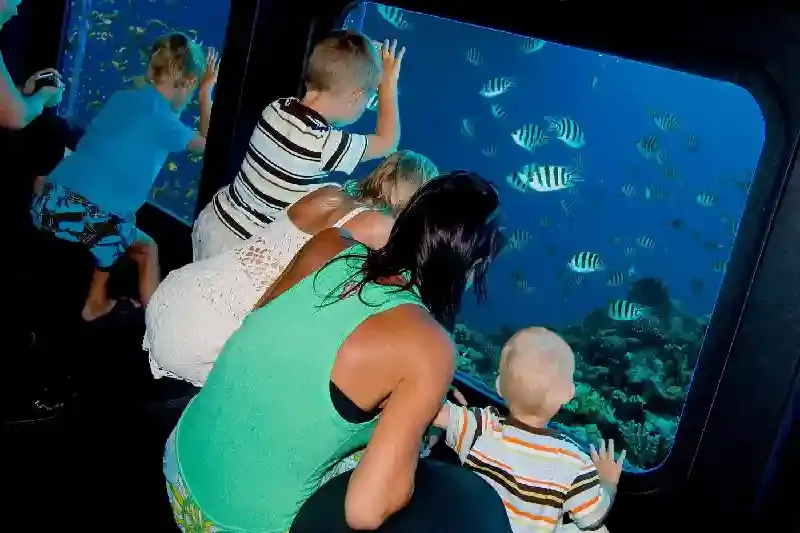 Vista subacquea dal ponte inferiore del Semi sottomarino Hurghada con barriera corallina