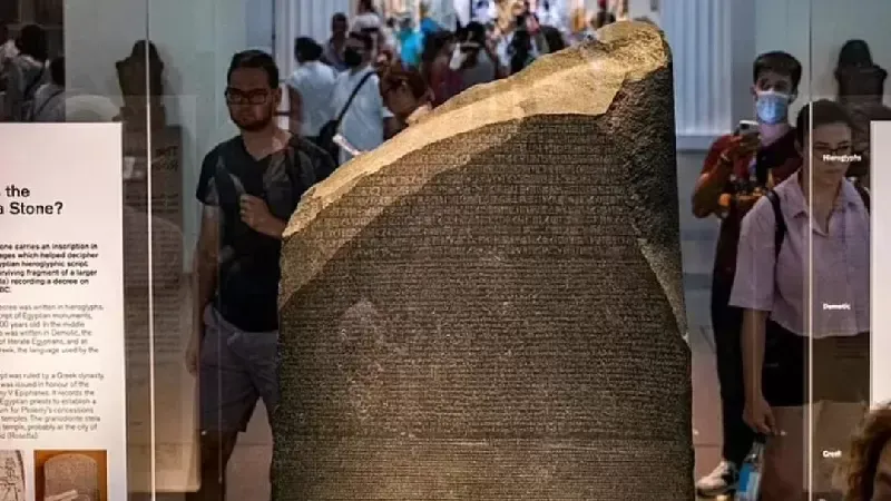 Réplique de la pierre de Rosette gravée de trois écritures anciennes