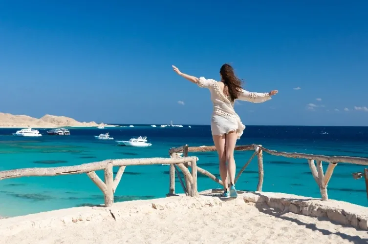  Mar Rosso in agosto con spiaggia tropicale, mare limpido e sole estivo