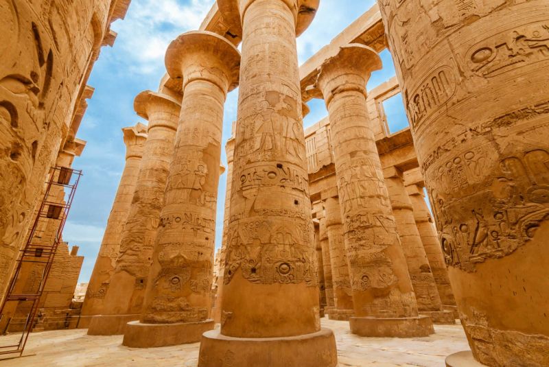 Temple de Karnak à Louxor sous un ciel bleu lors d'un voyage en Égypte