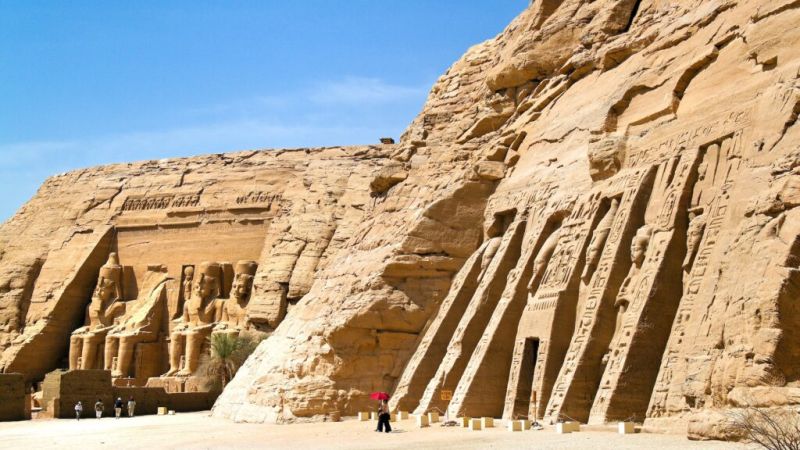 Tempio di Abu Simbel illuminato dal sole del mattino.