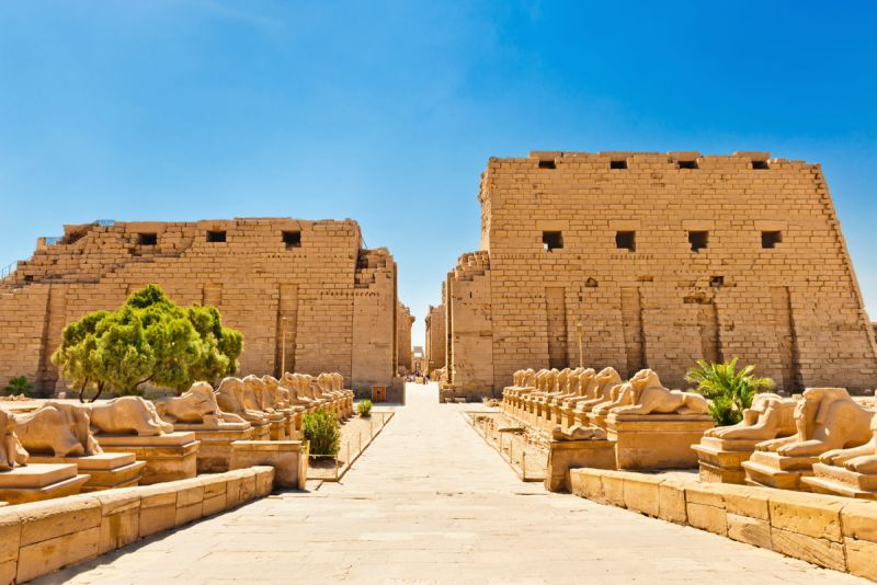 Couronne solaire visible pendant la totalité de l'éclipse au-dessus d'Assouan, Égypte