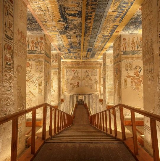 Sala decorada con jeroglíficos y columnas.