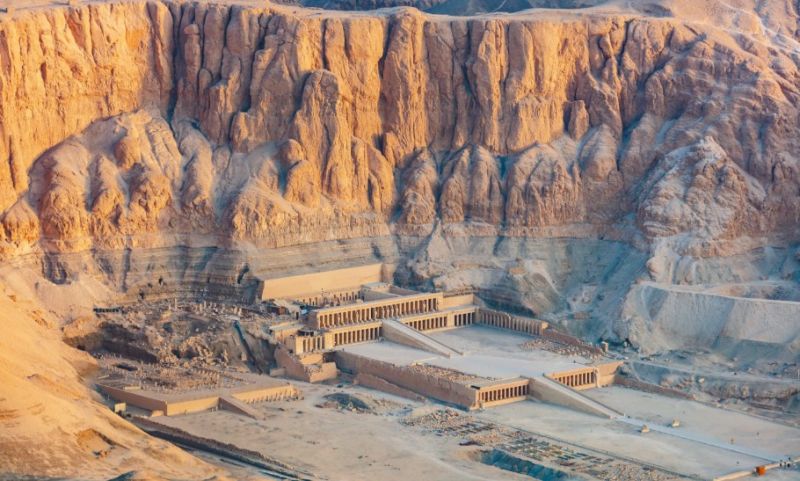 Vista aérea del templo funerario junto al acantilado