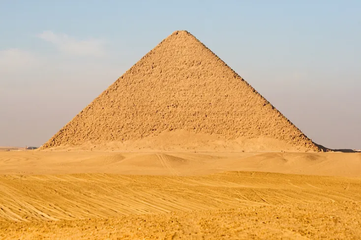 La Piramide Rossa vista da lontano nel complesso di Dahshur