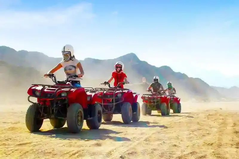 Escursione quad Marsa Alam nel deserto tra dune e montagne