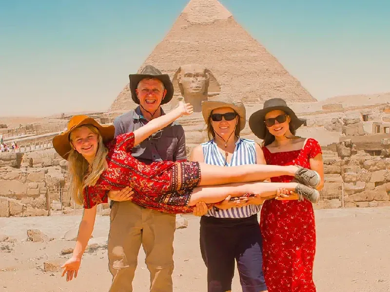 Piramidi egizie di Giza illuminate dalla luce del tramonto