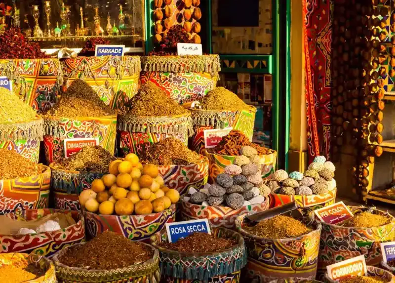 Vista del mercato Khan el Khalili al Cairo