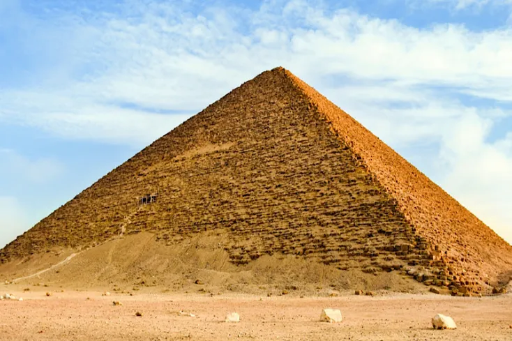 Piramide Rossa di Dahshur circondata dal deserto egiziano