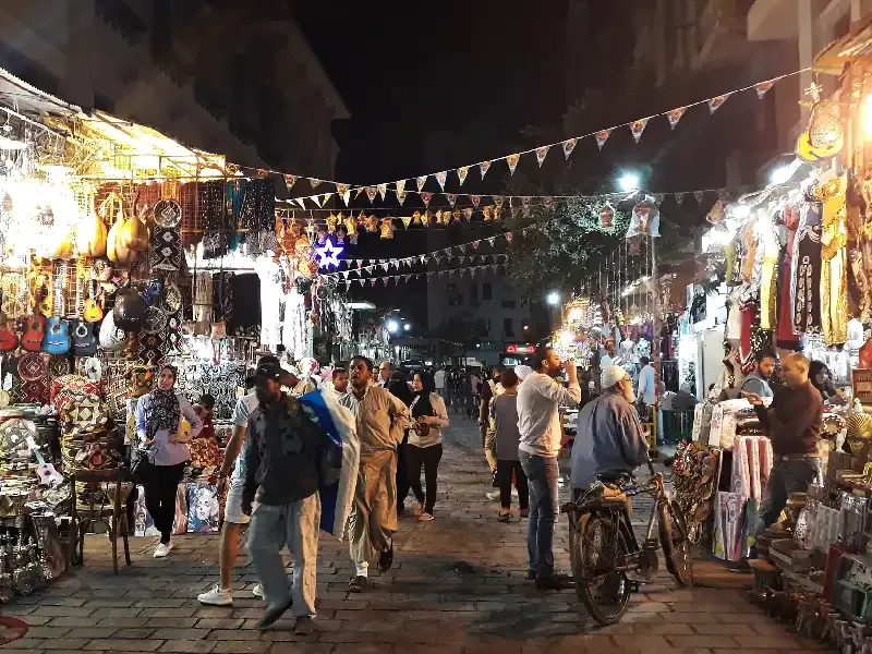 Khan El Khalili Cairo di sera tra luci e botteghe tradizional