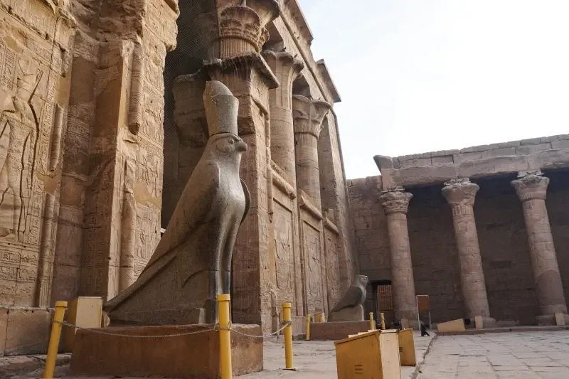 Tempio di Edfu durante un itinerario di crociera sul Nilo.