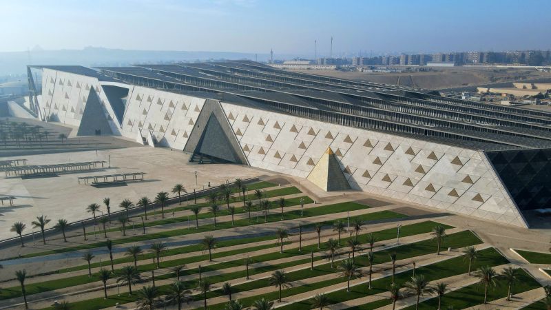 Vue sur les pyramides de Gizeh depuis le Grand Musée Égyptien du Caire