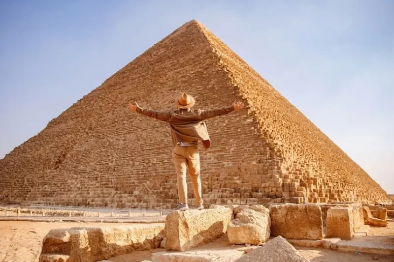 Grande Piramide di Giza sotto il cielo azzurro