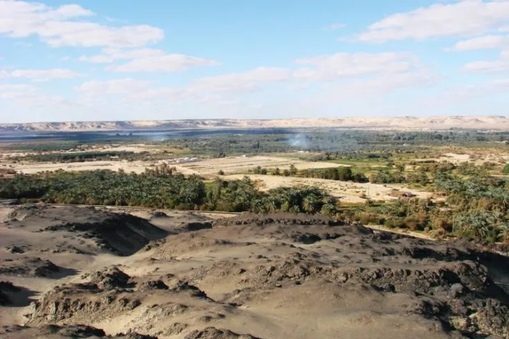 Turisti esplorano l’Oasi di Bahariya nel deserto egiziano