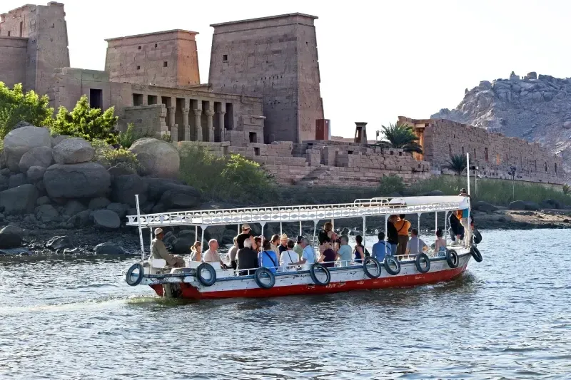 Fiume Nilo con Nave da Crociera che Naviga tra Luxor e Aswan 