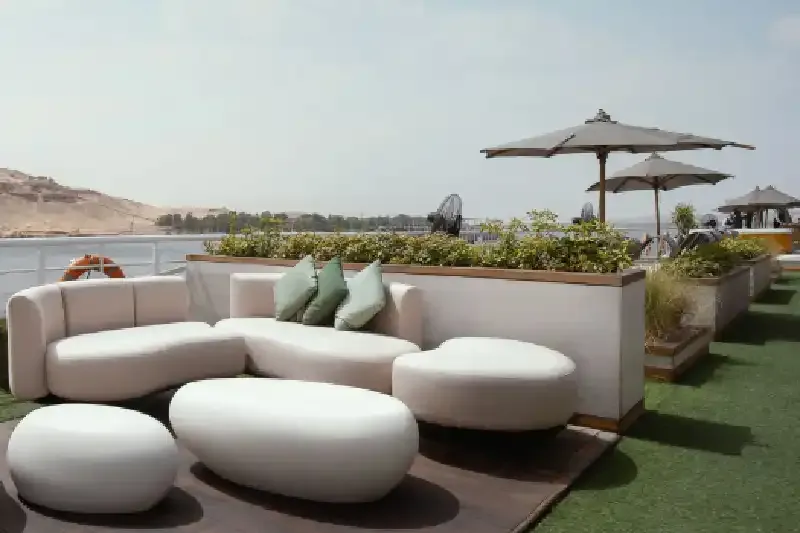 Ponte Solare della Motonave Le Fayan: area relax con piscina, lettini e vista panoramica sul Nilo per vivere momenti indimenticabili durante la crociera.