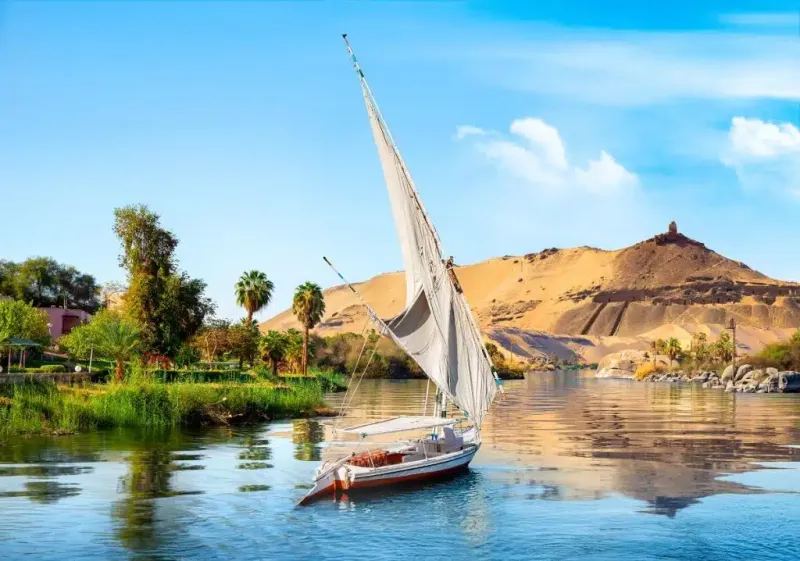 Felouque traditionnelle voguant sur le Nil lors d'une croisière en Égypte