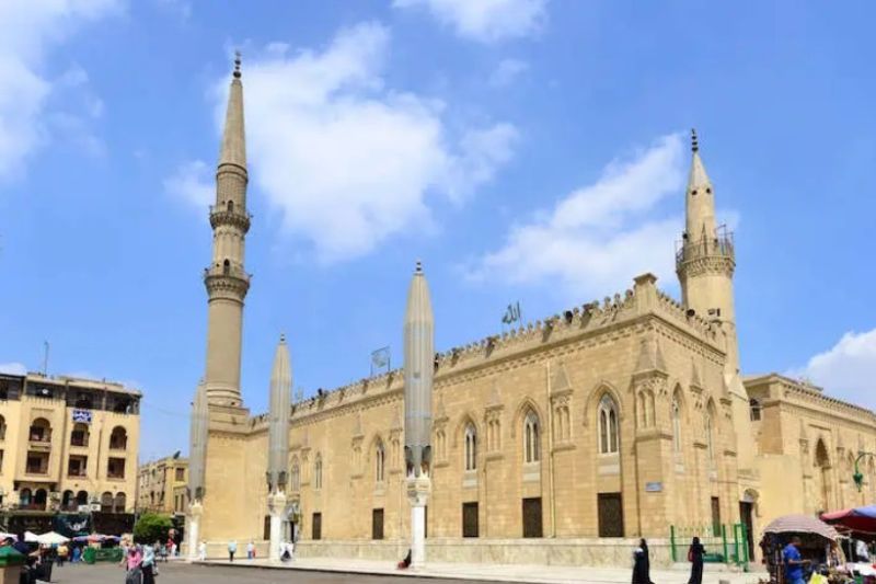Perspectiva lateral con minaretes y plaza
