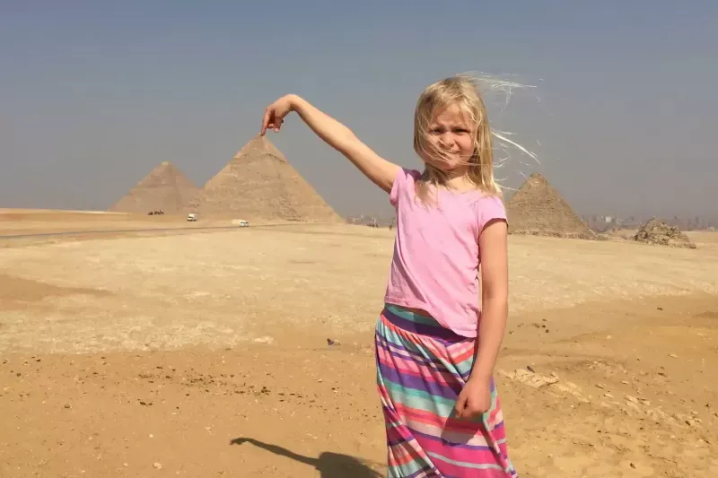 Egitto con bambini davanti alle Piramidi di Giza.