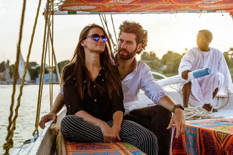 Fiume Nilo con Barca Turistica, Palme e Paesaggio dell'Egitto 