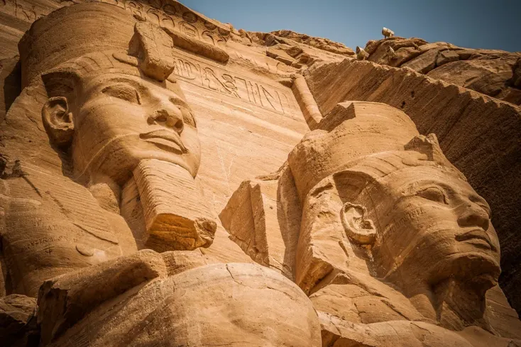 Raggi solari che attraversano il santuario di Abu Simbel