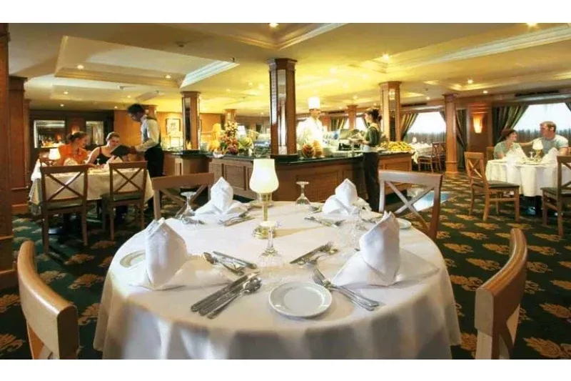 Ristorante elegante a bordo della Motonave Jaz Crown Jubilee: piatti internazionali e specialità egiziane da gustare durante la crociera sul Nilo.