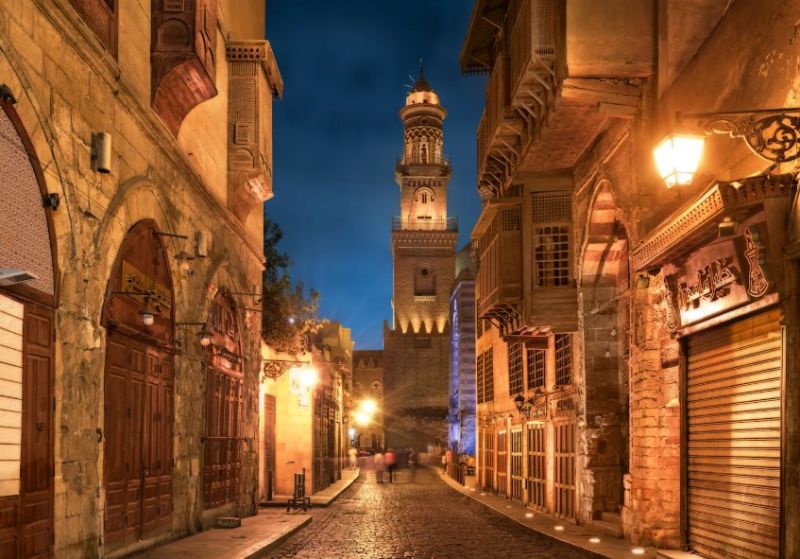 Minarete enmarcado por la arquitectura fatimí
