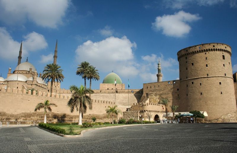 Panorama exterior de murallas y mesquita