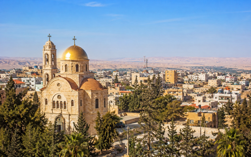 Vue panoramique de Madaba Jordanie depuis le mont Nébo au coucher du soleil